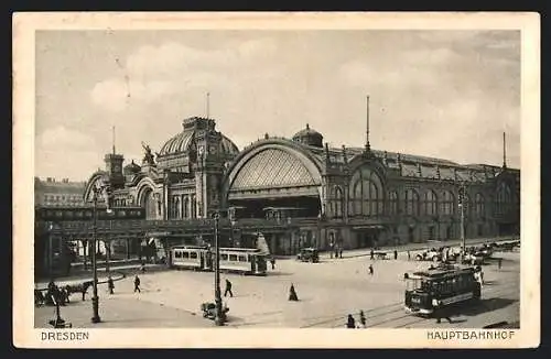 AK Dresden, Hauptbahnhof mit Passanten, Strassenbahnen, Pferdekutsche