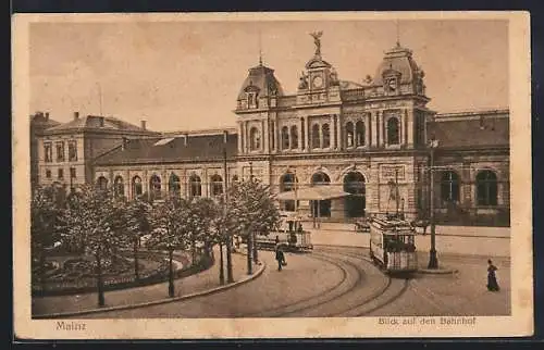 AK Mainz, Strassenbahnen vor dem Bahnhof