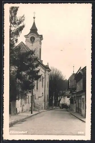 AK Wien-Pötzleinsdorf, Strassenansicht mit Kirche