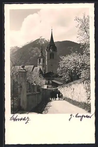 Foto-AK Schwaz /Tirol, Strassenpartie im Frühling mit Blick zur Kirche