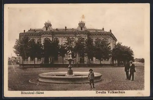 AK Rimnicul-Sarat, Zweite Volksschule und Brunnen