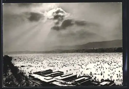 AK Zürich, Gfrörni 1963, Eisläufer und Wanderer auf dem zugefrorenen Zürichsee