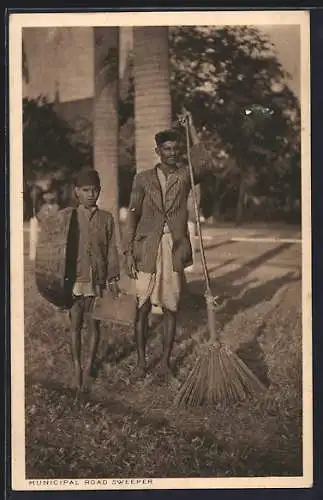 AK Municipal Road Sweeper, Strassenfeger und sein Gehilfe