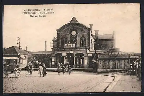 AK Duisburg, Passanten vor dem Bahnhof