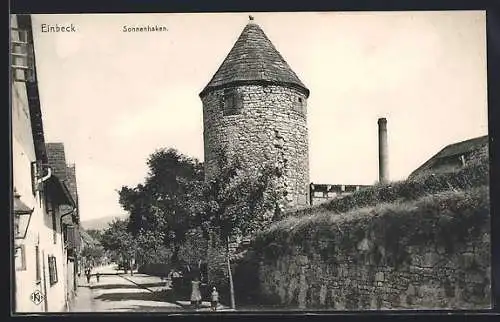 AK Einbeck, Strasse am Sonnenhaken mit altem Festungsturm