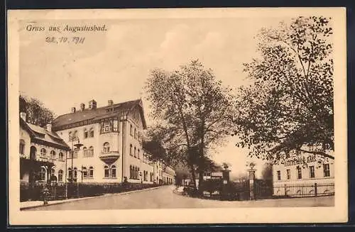 AK Augustusbad, Restaurant Radeberger-Haus mit Strassenpartie