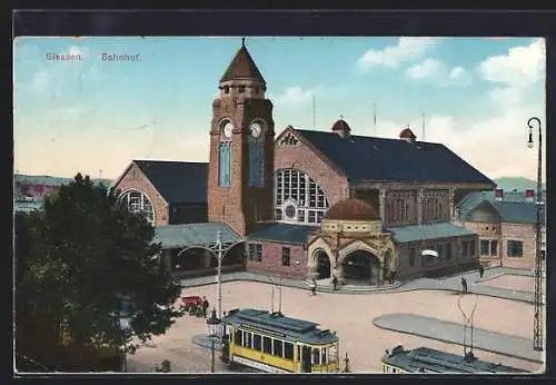 AK Giessen, Bahnhof Äusseres mit gelber Strassenbahn davor