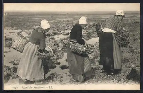 AK Honfleur, Retour des Moulières, Frauen mit Muschelkörben auf dem Heimweg