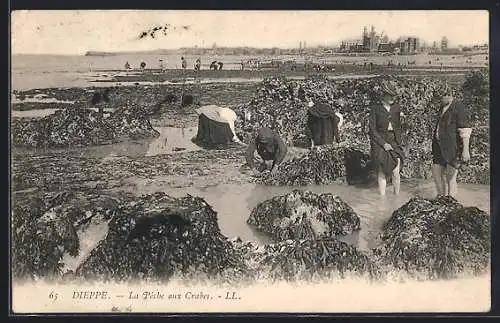 AK Dieppe, La Pêche aux Crabes, Krabbenfischer bei Ebbe am Strand