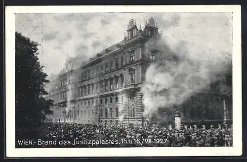 AK Wien, Justizpalast in Brand, 15. u. 16.07.1927, mit Menschenmasse