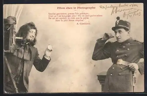 AK Pitou chez le Photographe, Souriez gentiment..., Soldat in Uniform vor dem Fotoapparat