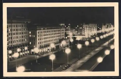 AK Berlin, Stalinallee bei Beleuchtung