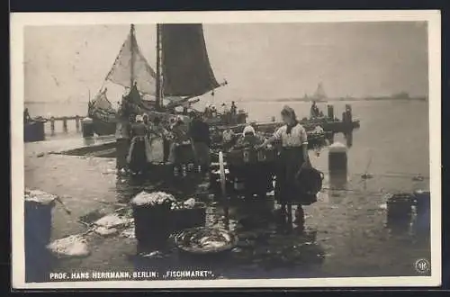 AK Fischmarkt, Verkäuferinnen mit Fischen am Hafen, Boote