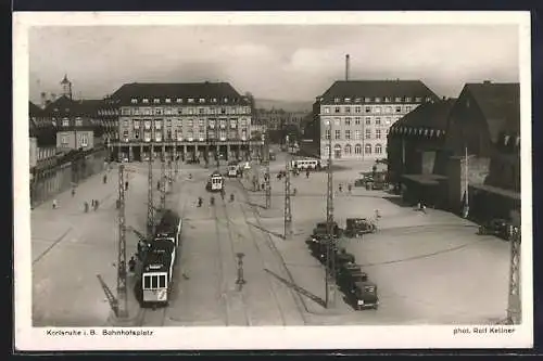 AK Karlsruhe i. B., Bahnhofplatz aus der Vogelschau, Strassenbahnen