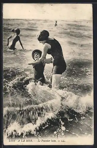 AK A la Mer, Le premier bain, Kind wird von Mutter zum 1. Mal ins Meer geführt, Bademode