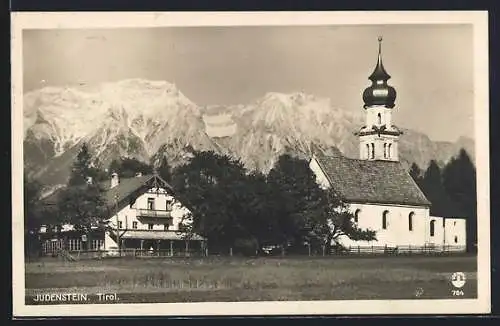 AK Judenstein /Tirol, Gasthof Judenstein und Kirche mit Bergpanorama