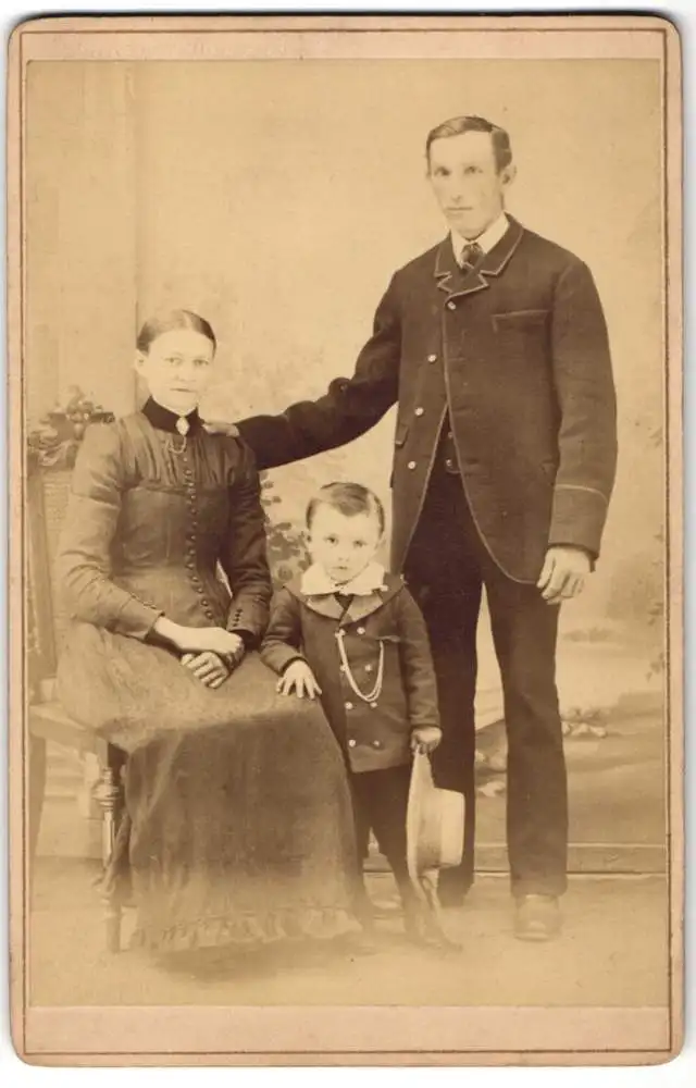Fotografie Jos. Senfft, Münchberg, Porträt einer Familie 0