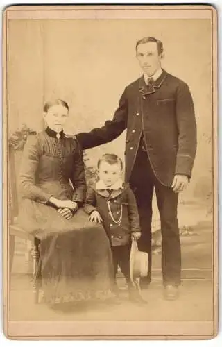 Fotografie Jos. Senfft, Münchberg, Porträt einer Familie