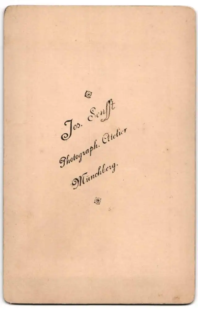 Fotografie Jos. Senfft, Münchberg, Porträt einer Familie 1