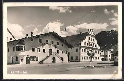 AK Reutte in Tirol, Strassenpartie mit Gasthaus