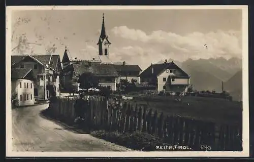 AK Reith, Strassenpartie mit Kirchturm