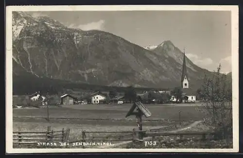 AK Strass bei Jenbach, Panorama mit Kirche und Bergen