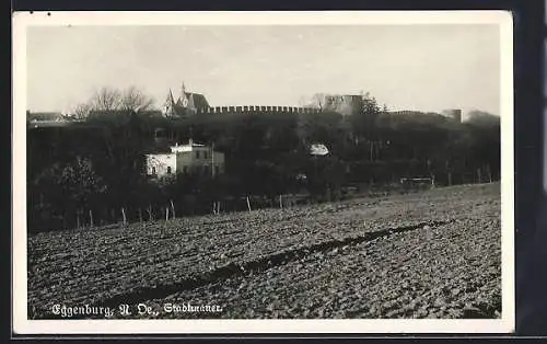 AK Eggenburg, Stadtmauer vom Acker aus