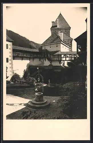 AK Moosham im Lungau, Schloss, Hof mit Brunnen