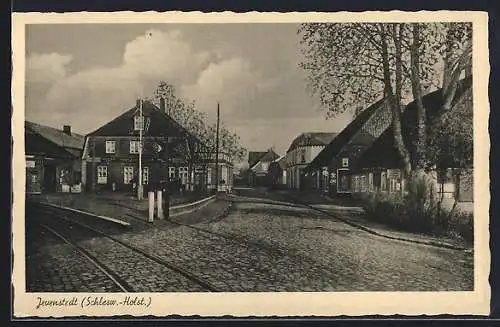 AK Jevenstedt /Schlew.-Holst., Strassenpartie mit Bahngleisen