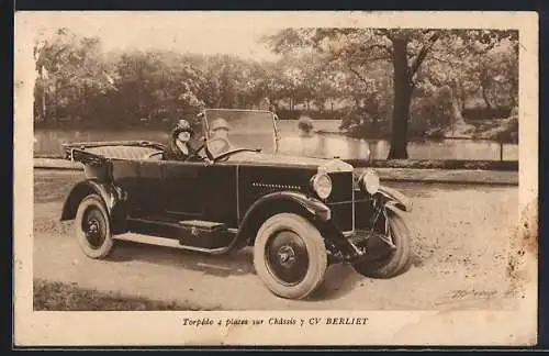 AK Auto Berliet (1923 /24), Zwei junge Damen am Steuer des Wagens