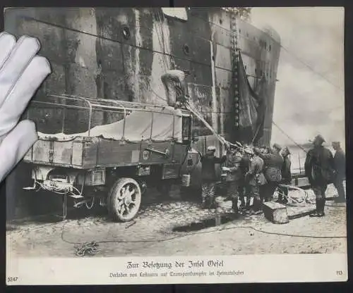 Fotografie unbekannter Fotograf und Ort, Insel Oesel, Besatzungsoldaten Verladen Lastautos auf Transportdampfer im Hafen