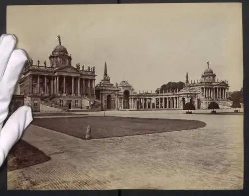 Fotografie unbekannter Fotograf, Ansicht Potsdam, Blick auf das neue Palais mit Vorplatz, Grossformat 28 x 22cm