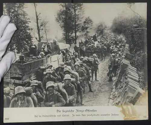 Fotografie unbekannter Fotograf und Ort, Isonzo Offensive, Vormarsch nach Cividale, verwundete Italiener POW im Lastwage