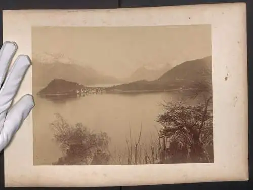 Fotografie unbekannter Fotograf, Ansicht Bellagio, Blick über den See nach der Insel