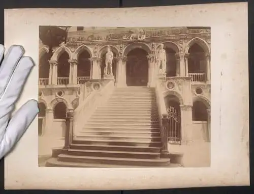 Fotografie unbekannter Fotograf, Ansicht Venedig, Treppe des Dogenpalast mit Statuen