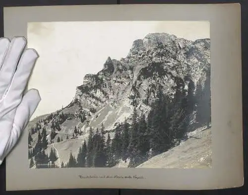 Fotografie unbekannter Fotograf, Ansicht Bayrischzell, Wendelsteingruppe mit dem Haus der Kapelle