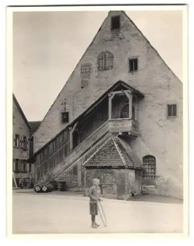 Fotografie unbekannter Fotograf, Ansicht Besigheim, junger Knabe vor der Stadhalle Alte Kelter