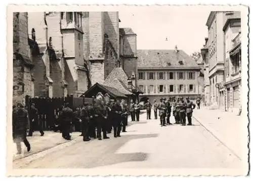 Fotografie unbekannter Fotograf, Ansicht Bern, K.u.K. Soldaten in der Zeughausgasse