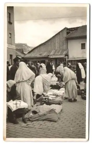 Fotografie Fotograf unbekannt., Ansicht Sarajevo, Marktleben mit Einheimischen