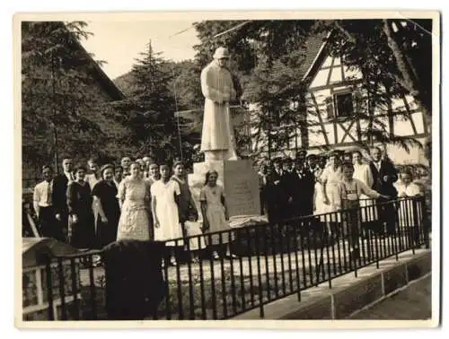 Fotografie unbekannter Fotograf, Ansicht Spirkelbach, Einweihung des Kriegerdenkmals