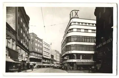 Fotografie unbekannter Fotograf, Ansicht Ostrava, Blick in die Strasse 28 Oktober mit Geschäften