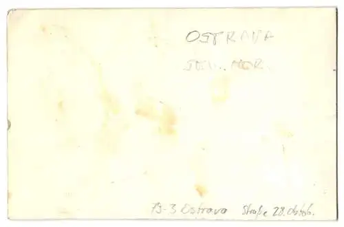 Fotografie unbekannter Fotograf, Ansicht Ostrava, Blick in die Strasse 28 Oktober mit Geschäften