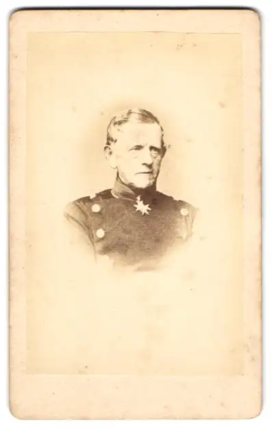 Fotografie unbekannter Fotograf und Ort, Portrait Graf Moltke in Uniform mit Halsorden 0