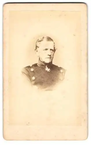 Fotografie unbekannter Fotograf und Ort, Portrait Graf Moltke in Uniform mit Halsorden