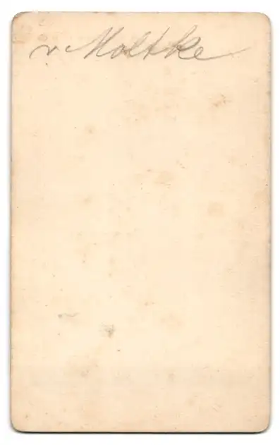 Fotografie unbekannter Fotograf und Ort, Portrait Graf Moltke in Uniform mit Halsorden 1