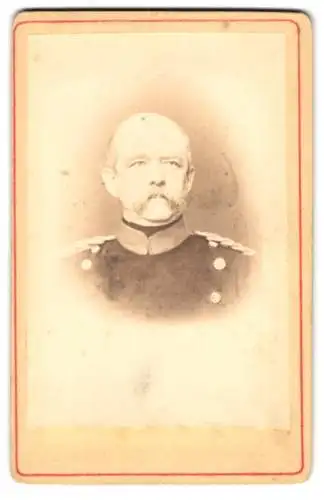 Fotografie unbekannter Fotograf und Ort, Graf Otto von Bismarck in Uniform