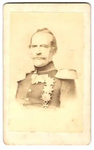 Fotografie unbekannter Fotograf und Ort, Portrait Albrecht von Roon in Uniform mit Ordenspange, preuss. Kriegsminister