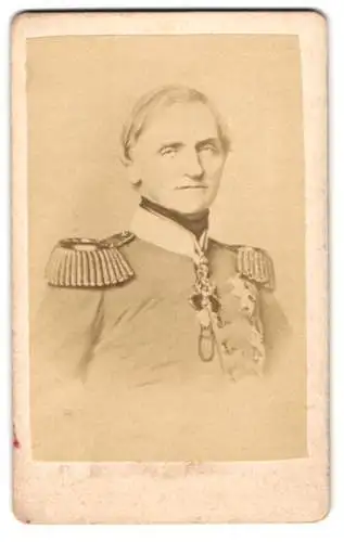 Fotografie unbekannter Fotograf und Ort, Portrait König Johann von Sachsen in Uniform mit Orden