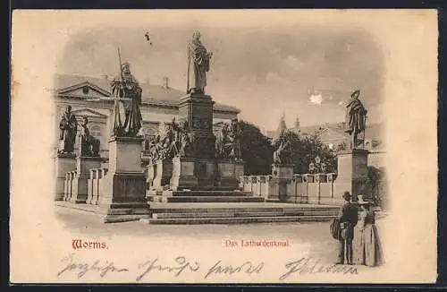 AK Worms, Besucher betrachten das Lutherdenkmal