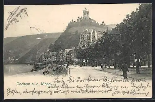 AK Cochem a. d. Mosel, Strassenpartie mit Blick zum Schloss